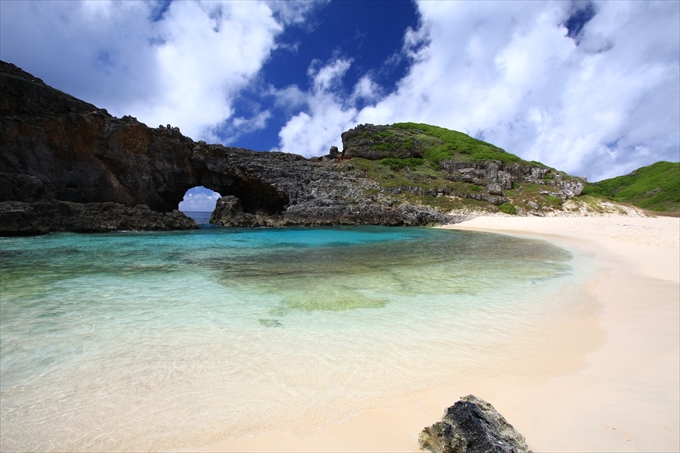 Ohgiike of Minamijima and the sand beach where Hirobeso Mandarina are scattered around.